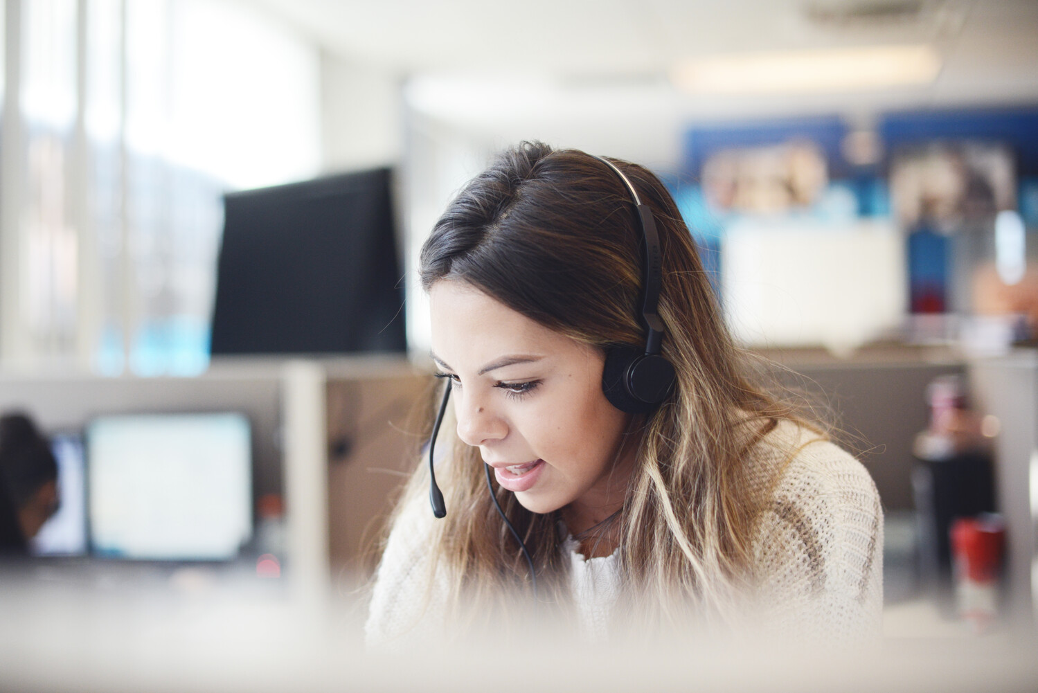 CX Everywhere: How to boost your contact center results with a hybrid model