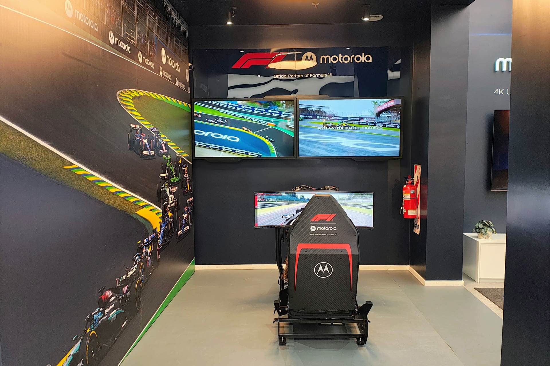 Do you love Formula 1? Jump on the Motorola simulator and win incredible prizes.